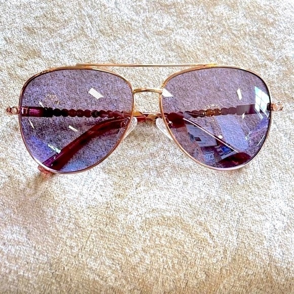 NWOT Guess Aviator Sunglasses Violet Lens Gold Tone Frame Faux Pearl Arms Metal - Picture 1 of 16
